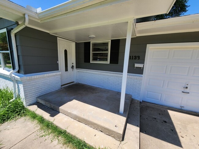 Building Photo - Spacious 3-Bedroom, 2-Bathroom Home COMING...