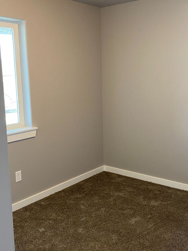 Building Photo - 3 Bedroom Home, Park Orchard Service Area