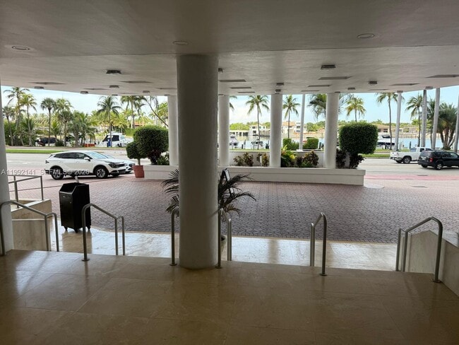 Building Photo - 5005 Collins Ave Unit 1525