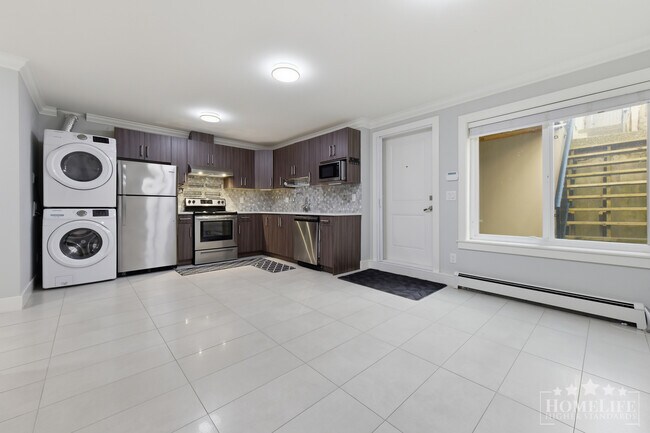 Photo - 2 Bed, 1 Bath Basement Suite for Rent in Sullivan/Panorama! Unité Basement