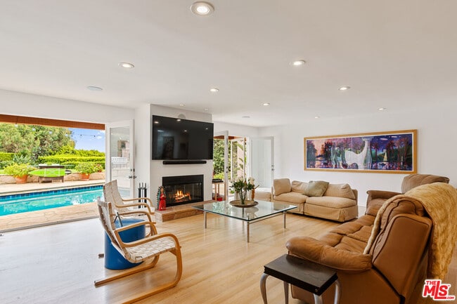 Building Photo - 7122 Dume Dr