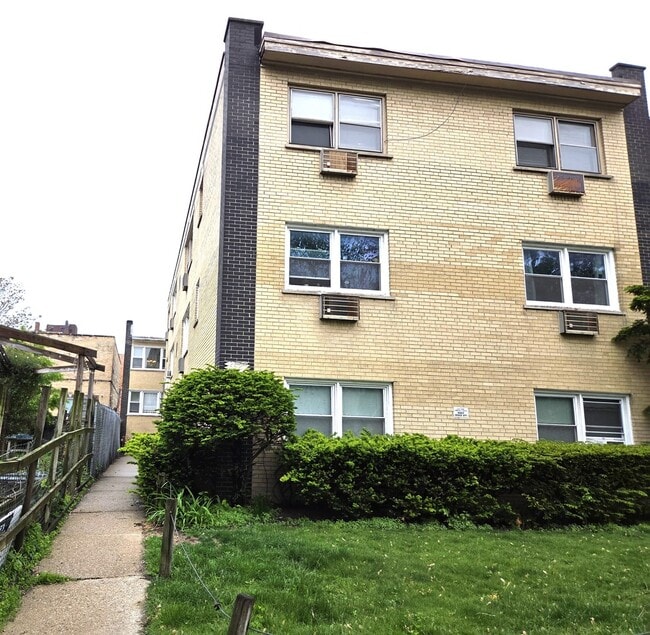 Photo - 6921 N Ashland Ave Unidad 1B Rental
