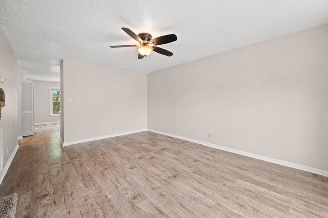 Photo - 907 Desota Ln