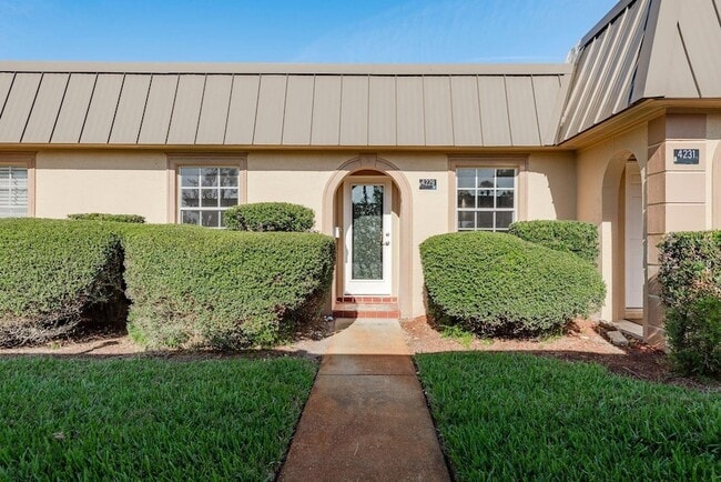 Building Photo - 4229 Stratford Dr Unit 4229