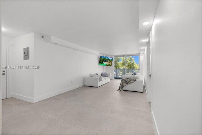Building Photo - 2457 Collins Ave Unit 201