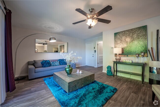 2BR, 2BA - 1,073SF - Living Room