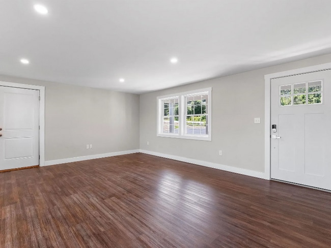 Photo - 84 Old Lake Shore Rd Unit Left