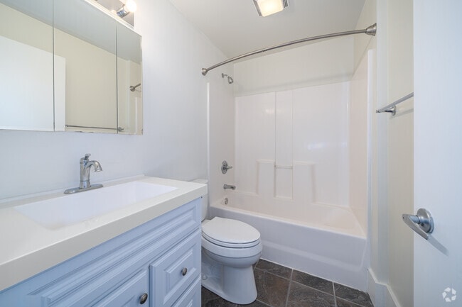 1BR, 1BA - 767SF - Bathroom