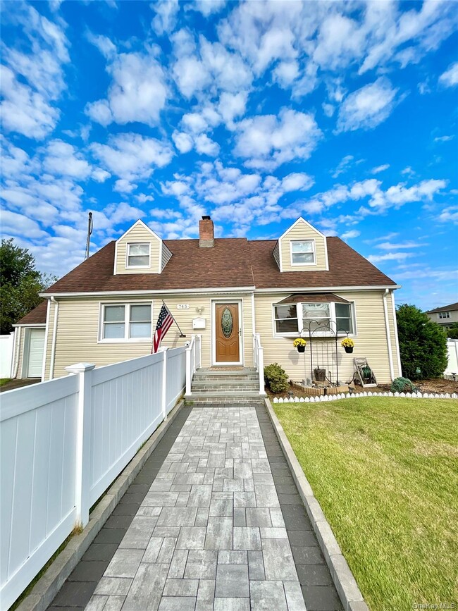 Building Photo - 745 S Oyster Bay Rd Rental