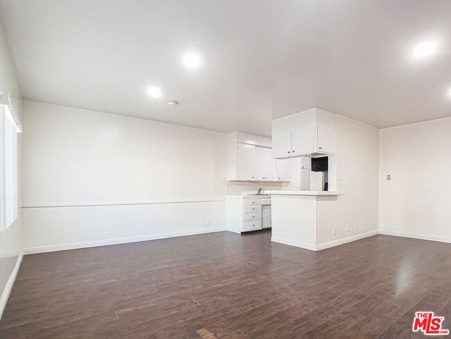 Building Photo - 453 N Kingsley Dr Unit 4