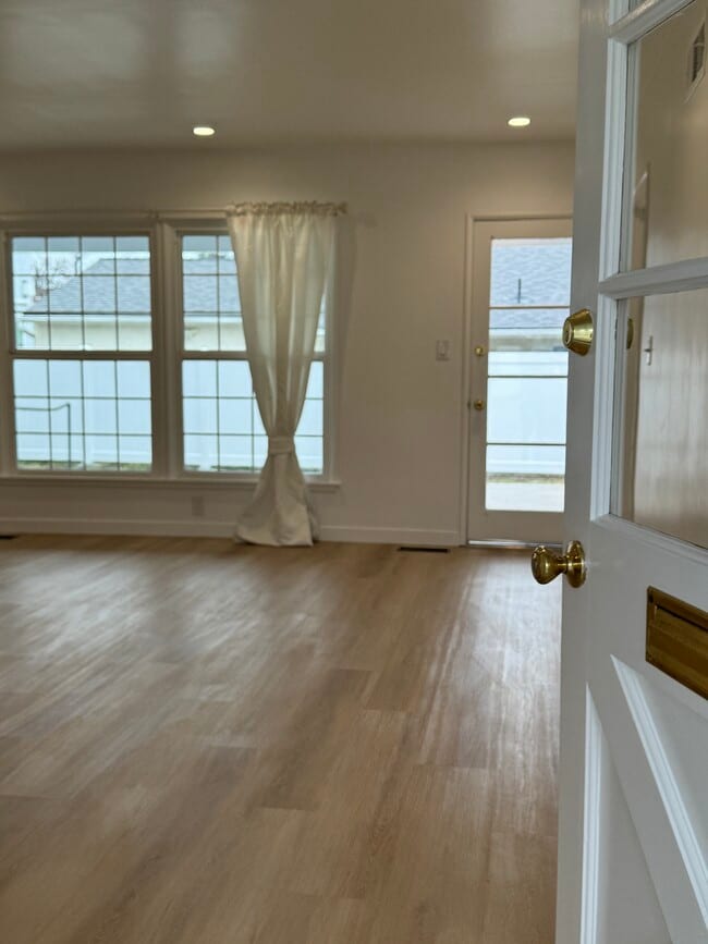 Photo - 22051 Vanowen St