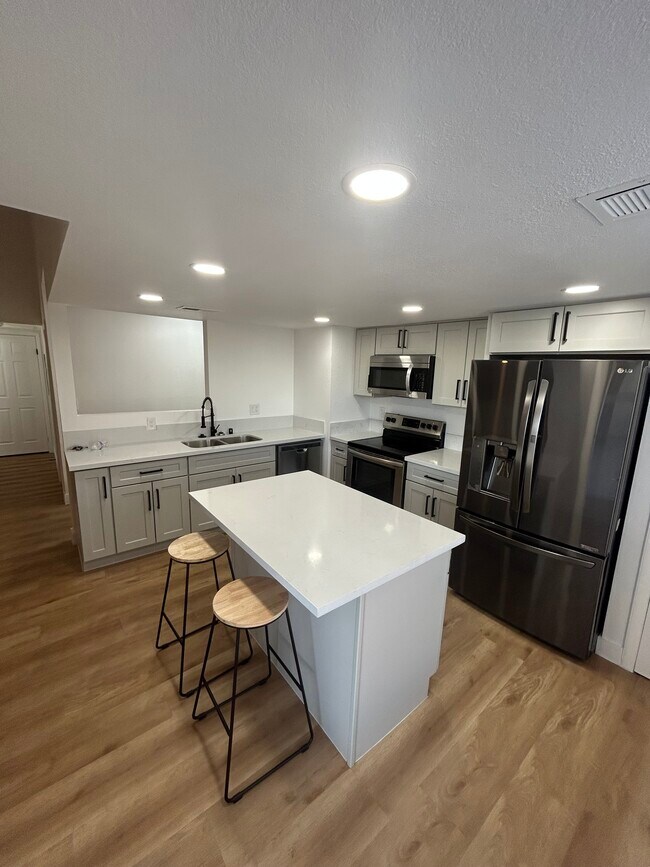 Photo - 3790 Shirebrook Dr Unidad Newly remodel 2 Bd 2 Bth