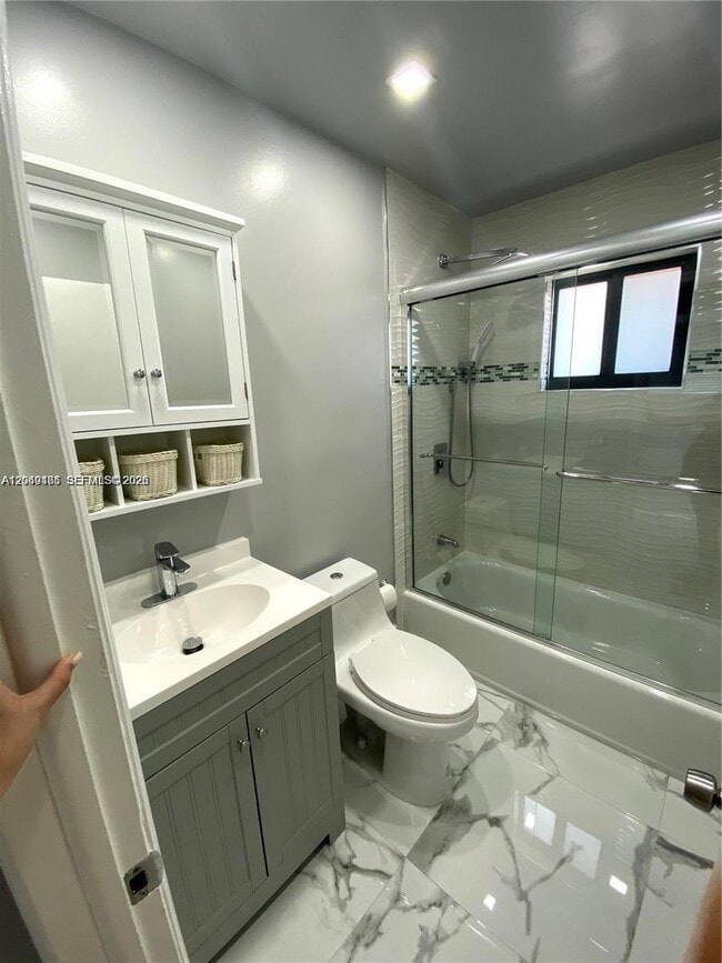 Photo - 547 E 15th St
