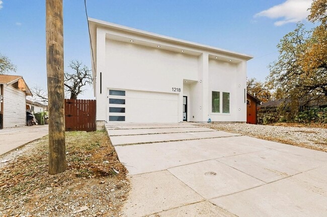 Building Photo - Modern 3 Bed, 3 Bath Home Near Downtown Dallas