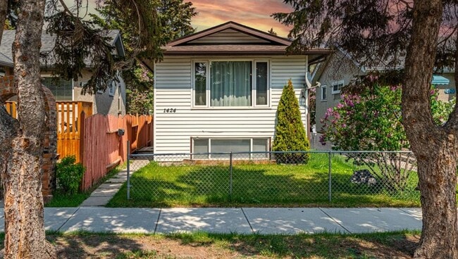 Building Photo - Spacious 2 Bed, 1 Bath Main Floor Home with Garage (IP638A)