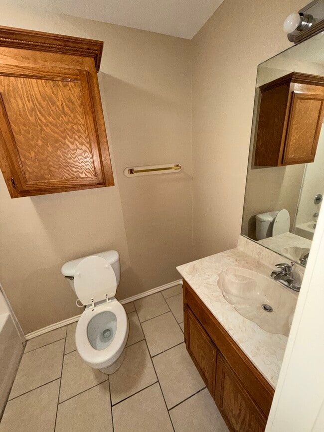 Master Bed Bathroom - 302 W Amy Dr Unit B