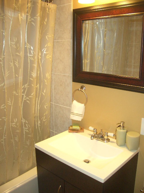full bath - 4018 Benell Ct SE Unit 1