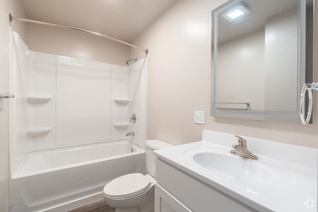 2BR, 1.5BA - 870SF - Primary Bathroom