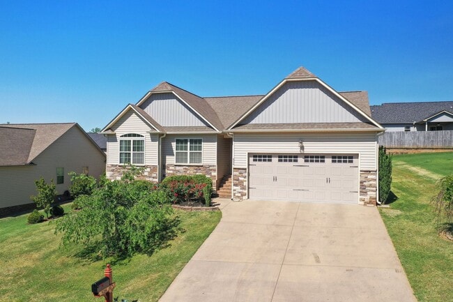Lovely, Single Level, 3 Bedroom 2 Bath Home - Lovely, Single Level, 3 Bedroom 2 Bath Home