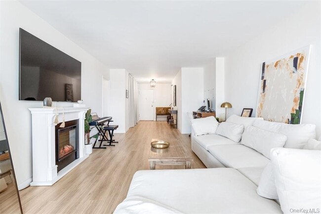 Building Photo - 102-30-102-66 66th Rd Unit 25E
