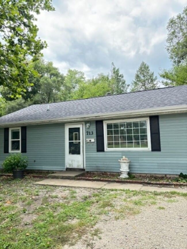 Building Photo - 713 N Maplewood Dr