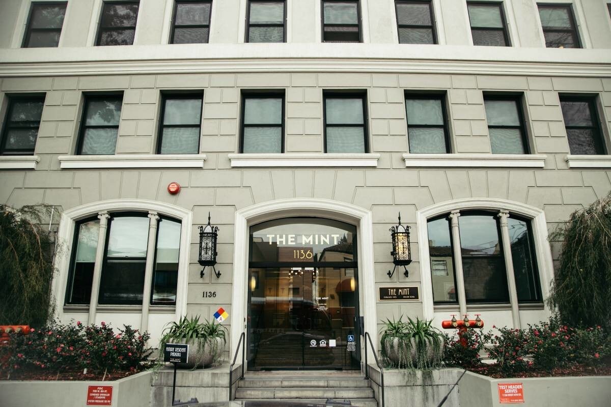 Photo - 1136 W 6th St Apartments