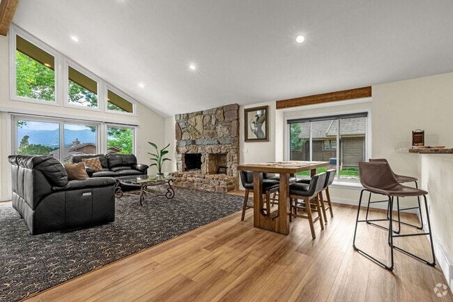 Building Photo - Fully Furnished Executive Townhome in Kiss...