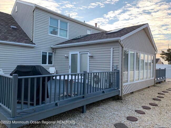 Photo - 107 Carlton Pl