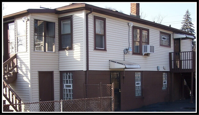 Building - 1424 W 25th Ave Apartments Unit First Floor