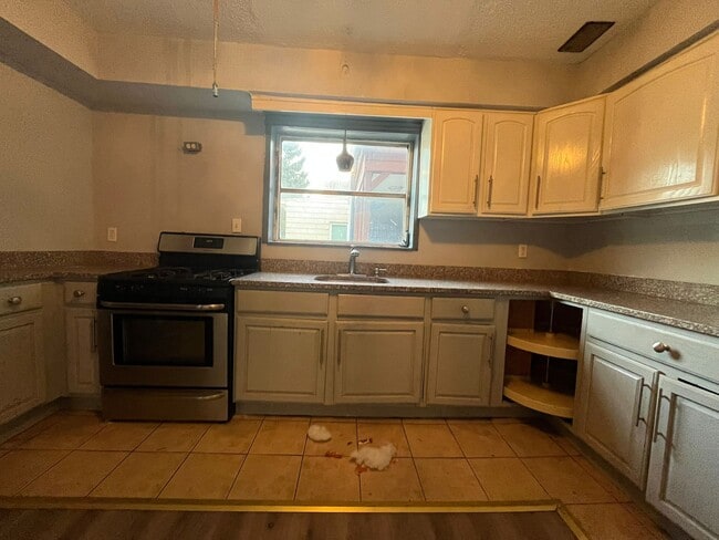 Building Photo - 39 Andrew St Unit 2