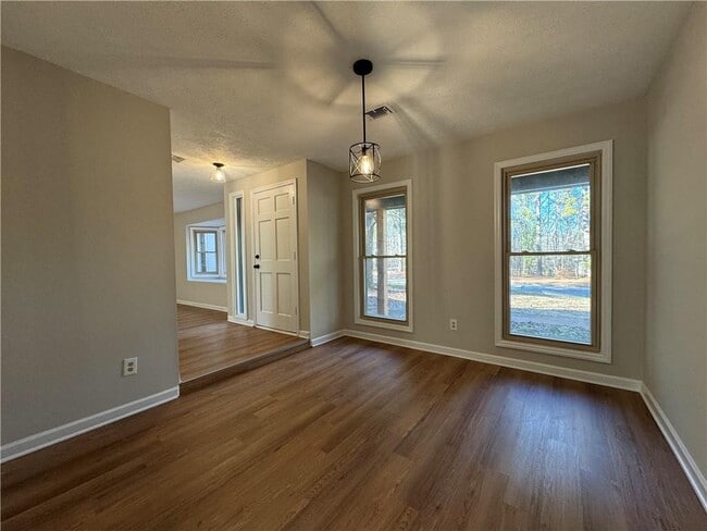 Photo - 2020 Kemp Rd NE