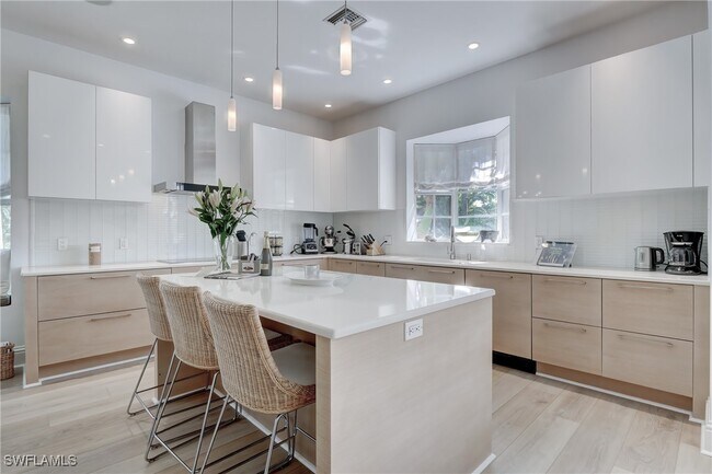 Photo - 687 9th Ave S