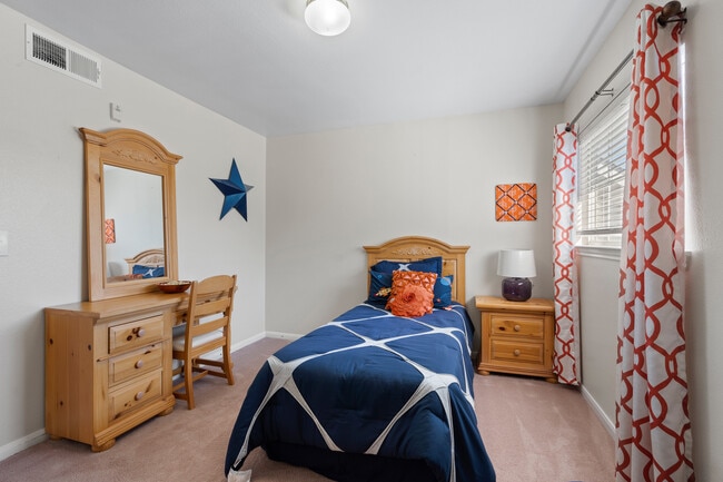 Dormitorio de invitados de 2 camas - Ranch View Townhomes