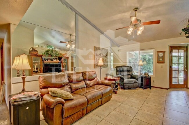 Photo - 1132 E Linda Ln