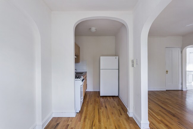 Photo - Archive: Wolcott Terrace - 5017 N Wolcott Ave