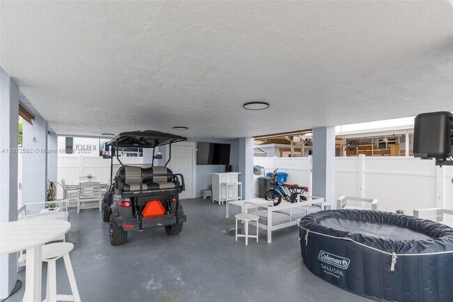 Photo - 325 Calusa St