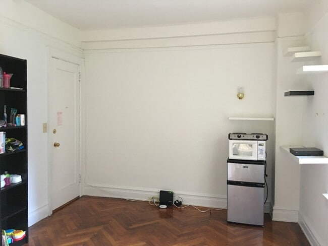 Kitchenette, and looking back to the door to room. - 345 W 86th St Unit 416C