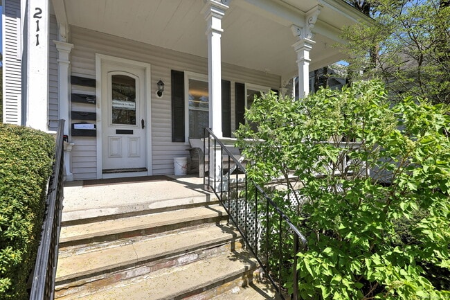 Photo - 211 Montowese St