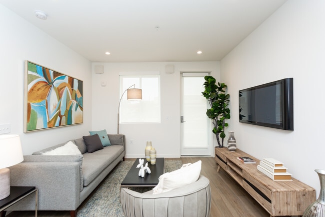 2BR, 2BA - 1087 SF