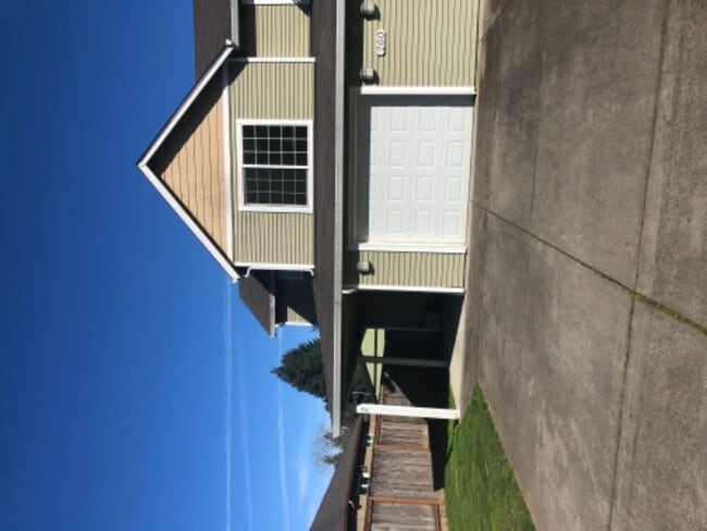 Building Photo - 260 40th Ct