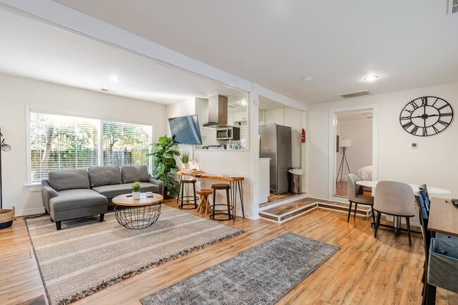 Building Photo - 3718 Live Oak St