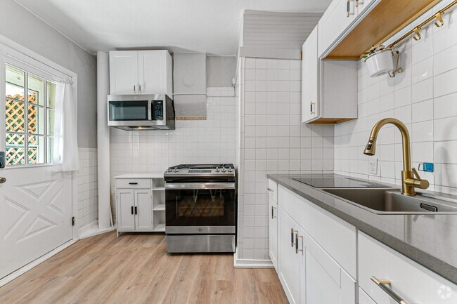 Building Photo - Super cute 1 BR 1 bath unit with front and... Rental