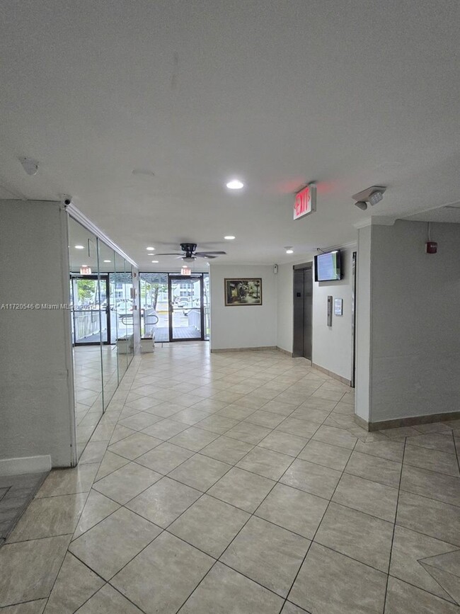 Photo - 17560 Atlantic Blvd Apartamento Unidad 502-2