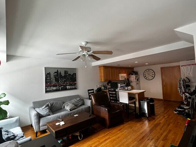 Photo - 867 W Buckingham Pl