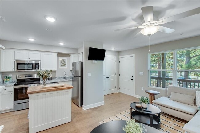 Building Photo - 710 Jesse Jewell Pkwy SE Unit 210