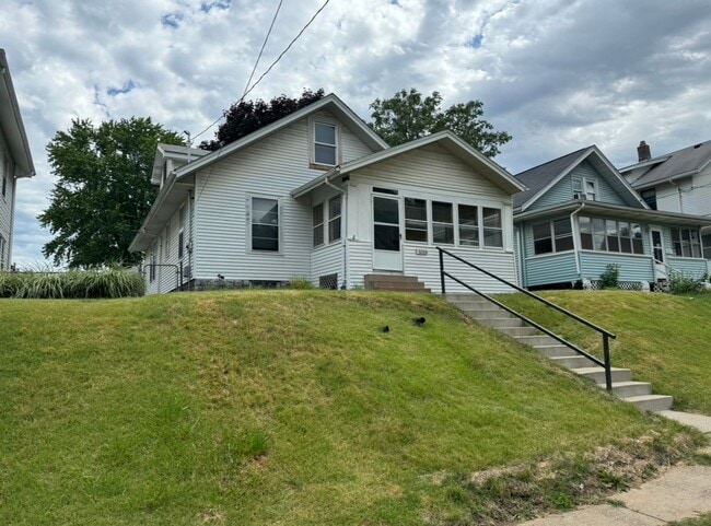 Building Photo - Large Augustana Rental Home