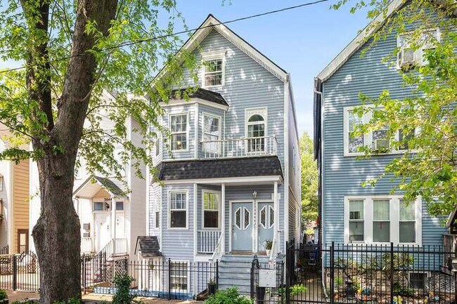 Photo - 3046 N Leavitt St Unit 2
