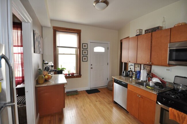 Photo - Ukrainian Village 2 Bedroom. Bright and Sunny. Big Bedrooms, Exposed Brick. Central HVAC. Free Fa... Unidad 1020-2