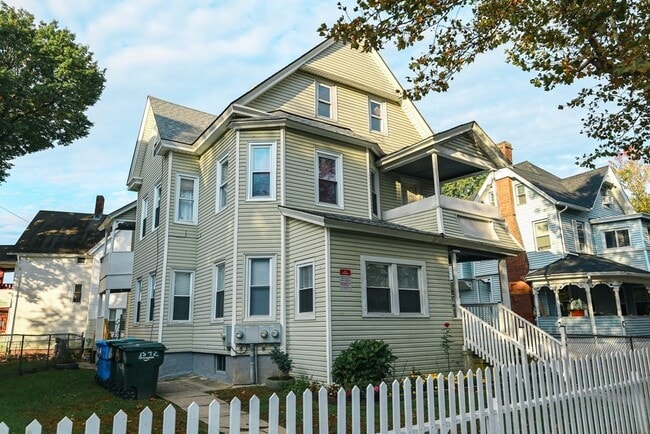 Building Photo - 1594 Dwight St Unit 2nd Floor Rental