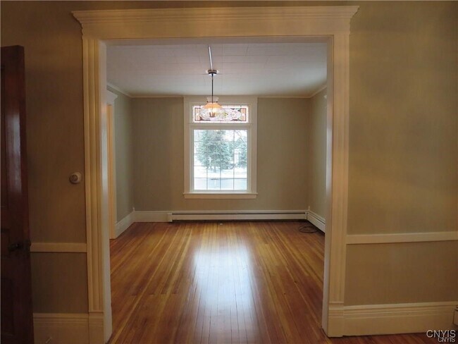 Photo - 1725 James St